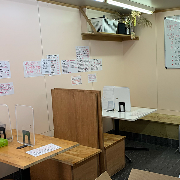 新世界かすうどん恵美須屋2号店 テーブル